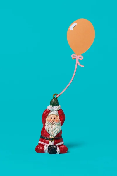 Uma Estatueta Santa Claus Segurando Recorte Papel Forma Balão Fundo — Fotografia de Stock