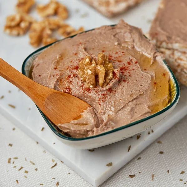 Primer Plano Tazón Con Hummus Apetitoso Hecho Con Garbanzo Nuez — Foto de Stock