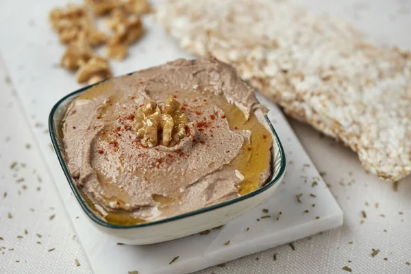 Primer Plano Tazón Con Hummus Apetitoso Hecho Con Garbanzo Nuez — Foto de Stock