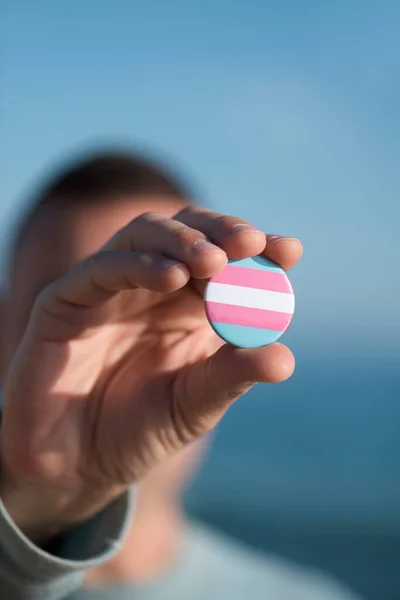 Primer Plano Una Joven Caucásica Aire Libre Mostrando Una Insignia —  Fotos de Stock