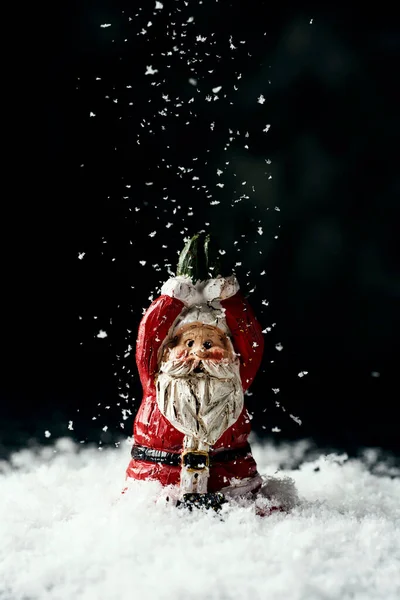 Ein Weihnachtsmann Der Schnee Sitzt Während Schneit — Stockfoto