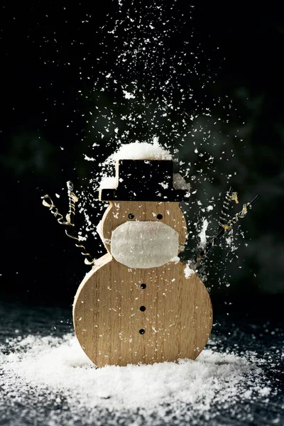 Ένα Αστείο Ξύλινο Χιονάνθρωπο Φορώντας Μάσκα Προσώπου Και Ψηλό Καπέλο — Φωτογραφία Αρχείου