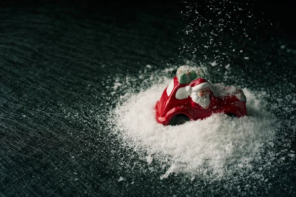 Noel Baba Kar Yağarken Hediyelerle Dolu Kırmızı Bir Araba Kullanıyor — Stok fotoğraf