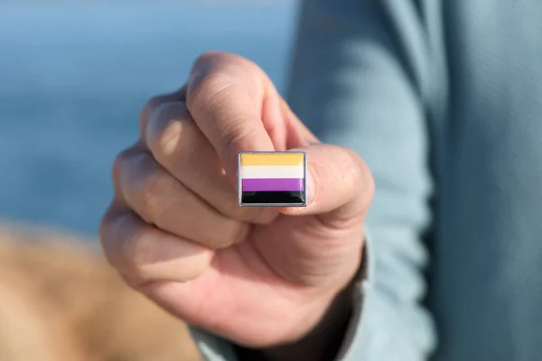 Närbild Ung Kaukasier Person Som Visar Lapel Stift Mönstrad Med — Stockfoto