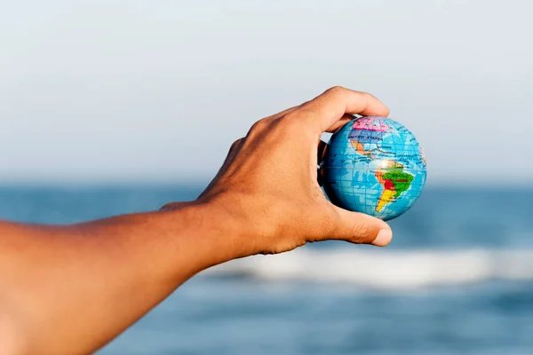 Close Jovem Caucasiano Com Globo Mundial Mão Frente Oceano — Fotografia de Stock