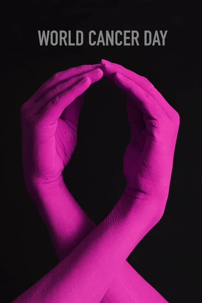 乳がんの認知症のためにピンクの意識リボンを形成する2人の腕の閉鎖と黒い背景のテキスト世界のがんの日 — ストック写真