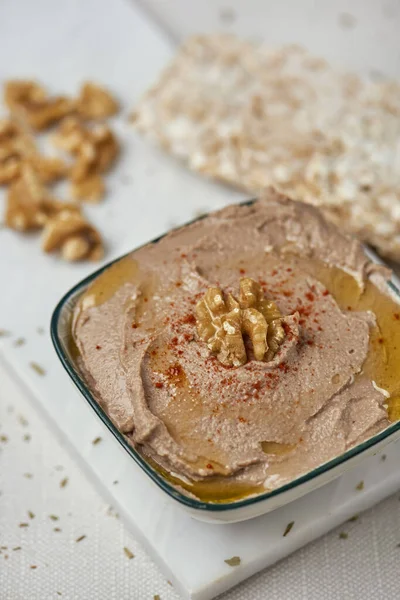 Tazón Cerámica Blanca Con Hummus Apetitoso Hecho Con Garbanzos Nueces — Foto de Stock