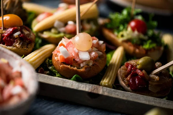 Nahaufnahme Verschiedener Veganer Sandwiches Mit Verschiedenen Belägen Die Als Snacks — Stockfoto