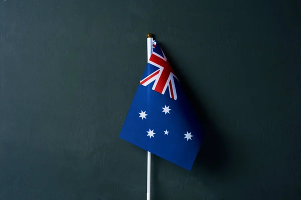 Liten Australisk Flagga Vit Stolpe Mörkgrön Bakgrund Med Lite Tomt — Stockfoto