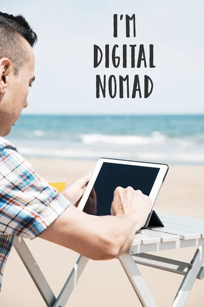 Texto Soy Nómada Digital Joven Caucásico Playa Usando Una Tableta —  Fotos de Stock