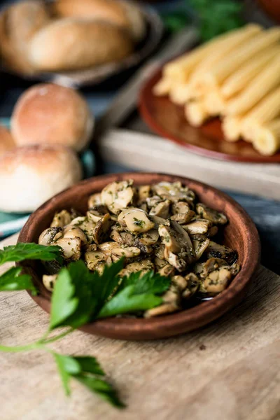 Close Alguns Cogumelos Fatiados Cozidos Com Alho Salsa Servidos Prato — Fotografia de Stock