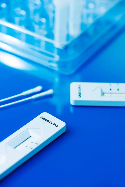 Sommige Covid Snelle Antigeen Testkits Met Diagnostische Testapparaten Sommige Nasofarynxswabs — Stockfoto