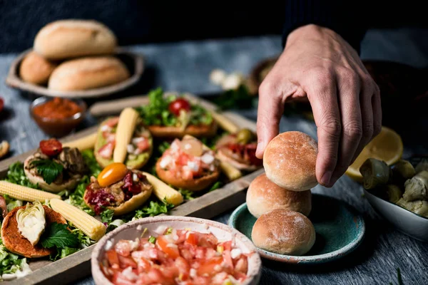 Primer Plano Hombre Tomando Bollo Para Preparar Sándwich Una Mesa —  Fotos de Stock