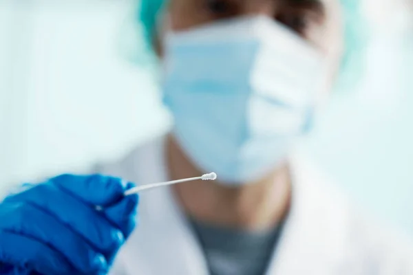 Primer Plano Trabajador Salud Con Una Capa Blanca Máscara Quirúrgica —  Fotos de Stock