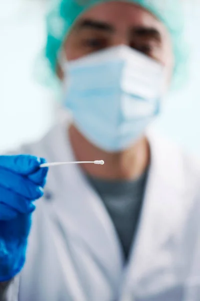 Nahaufnahme Eines Mannes Gesundheitswesen Der Weißen Mantel Operationsmaske Und Blaue — Stockfoto