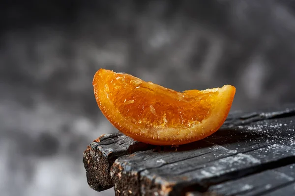 Ein Stück Spanische Kandierte Orange Auf Einer Rustikalen Dunkelgrauen Holzoberfläche — Stockfoto