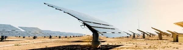 Una Veduta Alcuni Pannelli Solari Una Centrale Solare Paesaggio Desertico — Foto Stock
