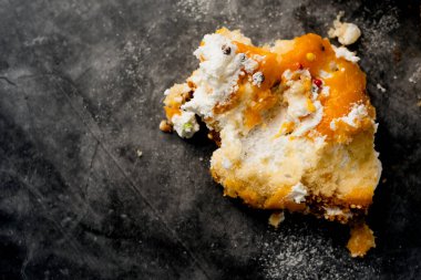 Gri bir taş yüzeyde kremalı pastanın artıklarının yüksek açılı görüntüsü