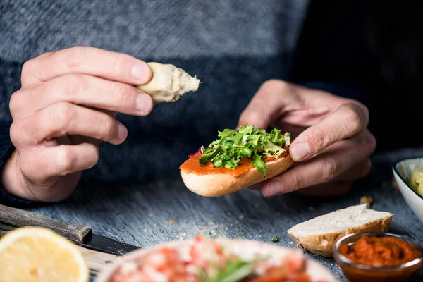 Joven Caucásico Prepara Aperitivo Vegano Hecho Con Pan Tostado Mitad —  Fotos de Stock