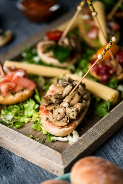 Close Van Een Aantal Verschillende Veganistische Spaanse Pinchos Gemaakt Met — Stockfoto