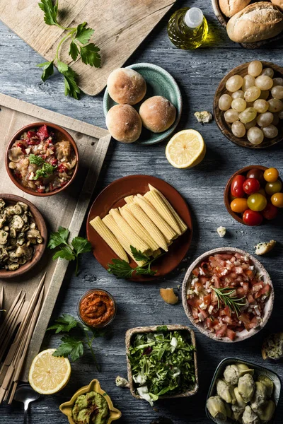 Alto Ângulo Ver Alguns Lanches Vegan Diferentes Acompanhamentos Mergulhos Como — Fotografia de Stock