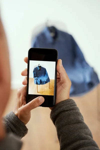 Mladý Běloch Svým Smartphonem Vyfotí Košili Aby Prodal Online Tržišti — Stock fotografie