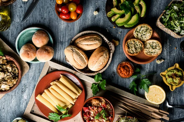 Alto Ángulo Ver Algunos Aperitivos Veganos Diferentes Guarniciones Salsas Como — Foto de Stock