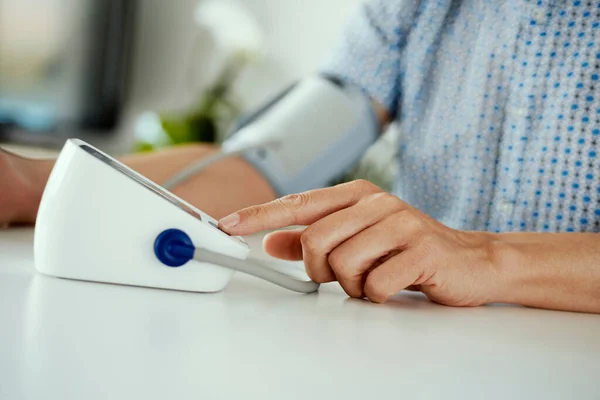 Close Van Een Blanke Man Aan Een Witte Tafel Die — Stockfoto