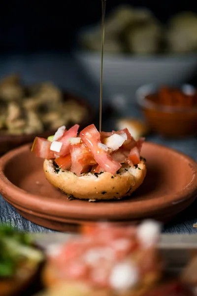 Chorro Aceite Oliva Cae Aperitivo Hecho Con Pan Cubierto Con — Foto de Stock