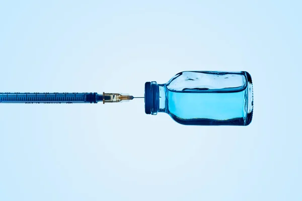 Injekční Stříkačku Injekční Lahvičce Vakcínou Modrou Tekutinou Modrém Podkladu — Stock fotografie