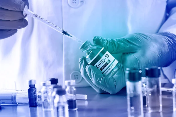 수술용 장갑을 착용하고 의료계 종사자나 실험실 노동자들은 실험용 생리대로 위에서 — 스톡 사진