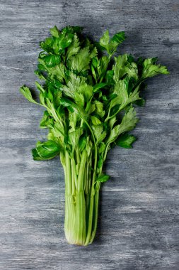 Kırsal gri ahşap masadaki kereviz kafasının yüksek açılı görüntüsü