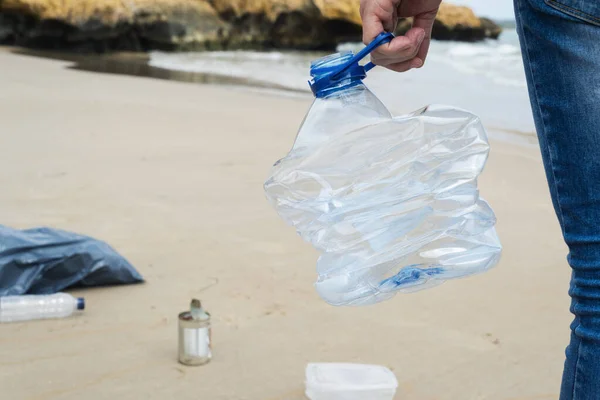 Крупный План Молодого Кавказца Собирающего Использованную Пластиковую Бутылку Песка Одинокого — стоковое фото
