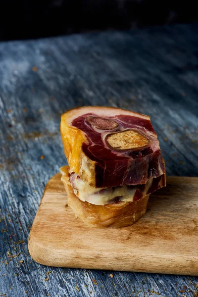 Nahaufnahme Einiger Stücke Codillo Jamon Spanischer Schinken Auf Einem Grauen — Stockfoto