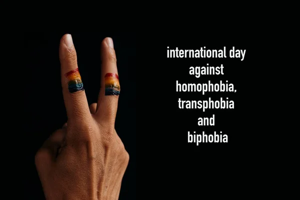 Szivárvány Zászló Jelet Viselő Fiatalok Ujjaiban Fekete Háttérrel Valamint Homofóbia — Stock Fotó