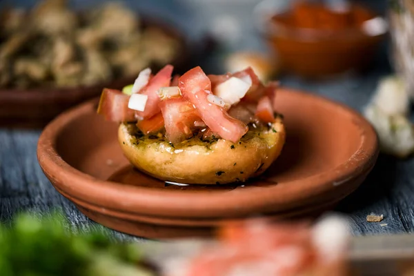 Close Aperitivo Feito Com Pão Coberto Com Tomate Picado Cru — Fotografia de Stock