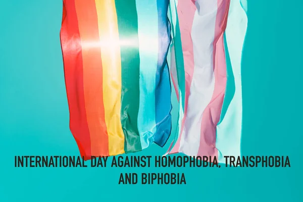 反对同性恋恐惧症 变性恐惧症和恐惧症国际日 以及同性恋自豪旗和跨性别自豪旗在蓝天飘扬 被风吹动着 太阳光照射着 — 图库照片