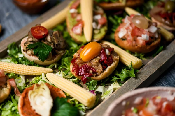 Close Alguns Aperitivos Vegan Diferentes Com Coberturas Diferentes Servido Uma — Fotografia de Stock