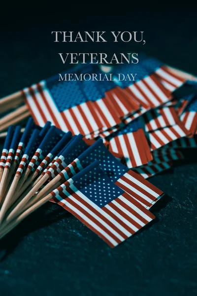 美利坚合众国的一些国旗的特写 挂在木制的柱子上 在黑暗的表面上 并感谢你们退伍军人 纪念日 — 图库照片