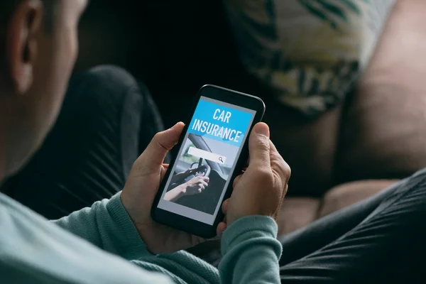 Close Van Een Jonge Blanke Man Zittend Een Bruine Bank — Stockfoto