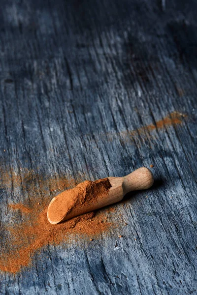 Una Cucharada Medición Madera Llena Polvo Camu Camu Sobre Una — Foto de Stock