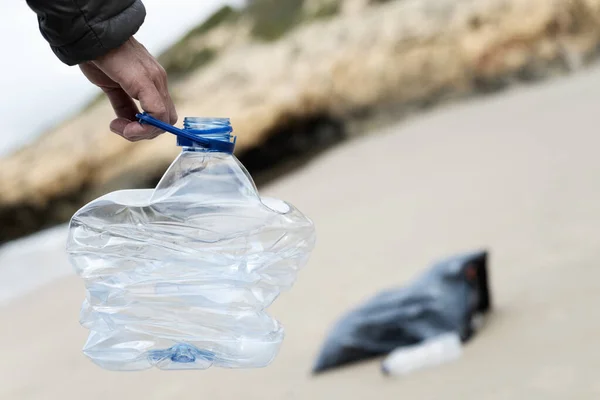 Молодой Кавказский Человек Собирает Измельченную Использованную Пластиковую Бутылку Песка Одинокого — стоковое фото