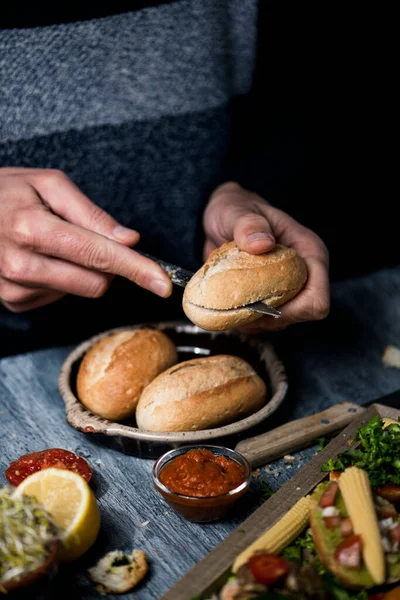 Joven Caucásico Corta Bollo Pan Para Preparar Sándwich Algunos Bocadillos —  Fotos de Stock