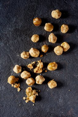 Koyu gri bir yüzey üzerinde kavrulmuş bezelyelerin yüksek açılı görüntüsü