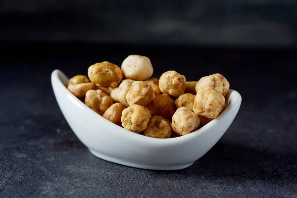 Primer Plano Algunos Guisantes Tostados Crujientes Tazón Cerámica Blanca Sobre — Foto de Stock