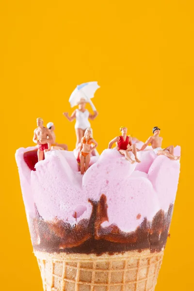 Eine Gruppe Von Miniaturmenschen Badeanzug Die Sich Auf Einer Rosafarbenen — Stockfoto