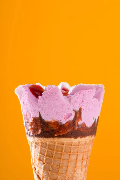 Cono Helado Fresa Chocolate Precargado Rosa Sobre Fondo Naranja Con — Foto de Stock