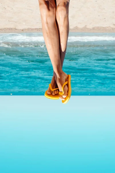 Primer Plano Las Piernas Joven Caucásico Playa Con Par Chanclas —  Fotos de Stock