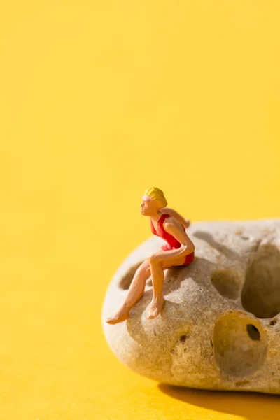 Close Uma Mulher Miniatura Vestindo Maiô Vermelho Uma Peça Relaxante — Fotografia de Stock