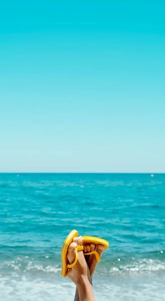 Voeten Van Een Jonge Man Ondersteboven Het Strand Met Een — Stockfoto